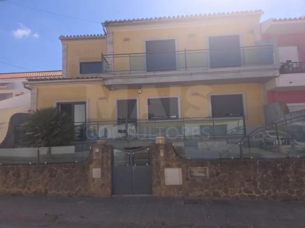 Moradia T4 com Piscina a 1.800m da Praia da Consolação