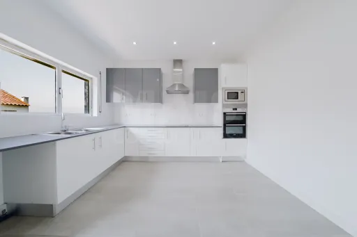 Moradia T5 com Armazém e Terreno, Usseira, Óbidos