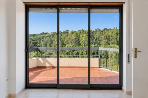 Apartamento com terraço e vista desafogada | Bairro do Pôr do Sol | Benedita