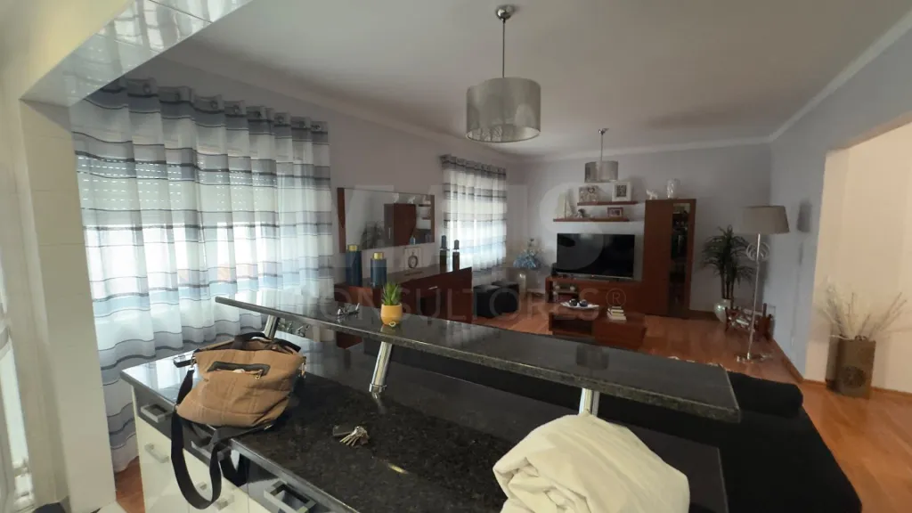Apartamento T2 com Garagem e Logradouro em Atouguia da Baleia