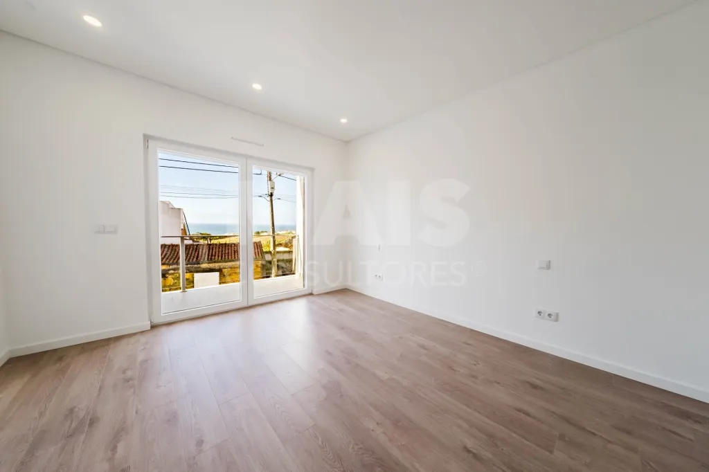 Moradia T3+1 Garagem, Logradouro e Vista Mar