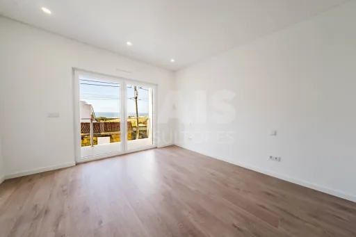 Moradia T3+1 Garagem, Logradouro e Vista Mar