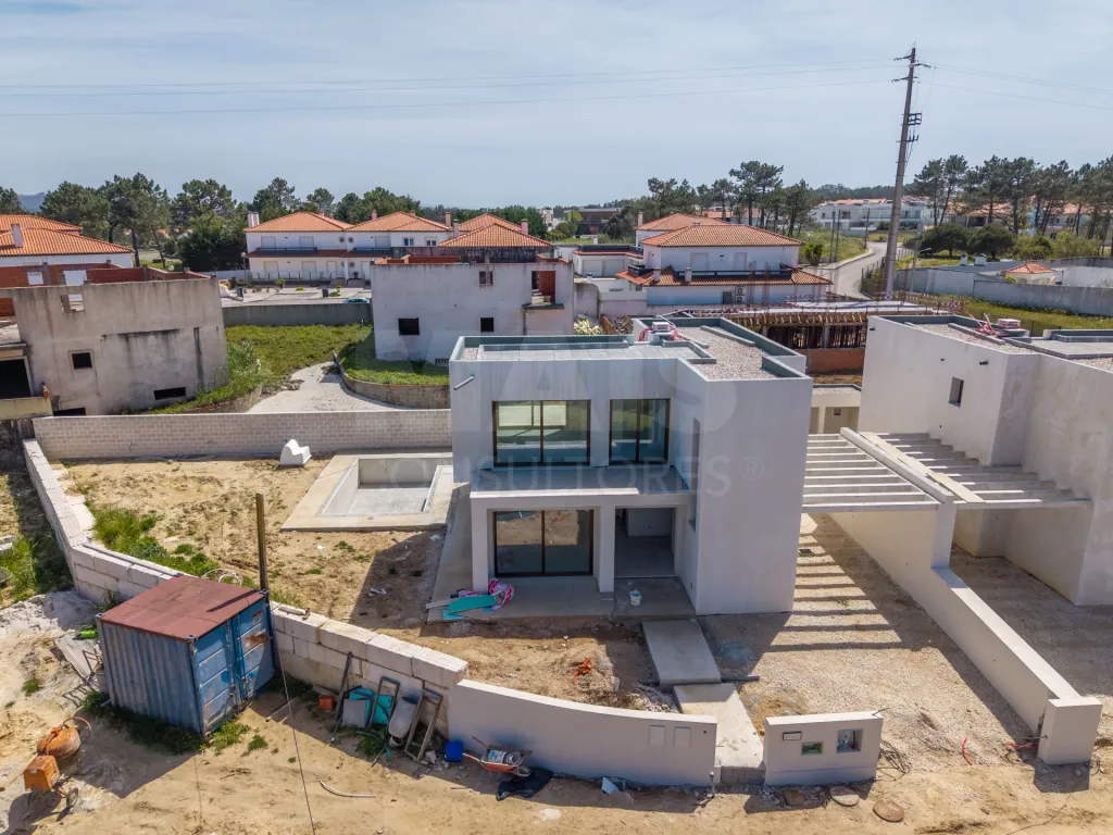 Moradia T3 (3 Suítes) com piscina e jardim - Salir do Porto
