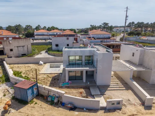 Moradia T3 (3 Suítes) com piscina e jardim - Salir do Porto