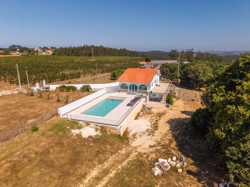 Quinta com mais de 23.000 m², piscina de água salgada e potencial de construção