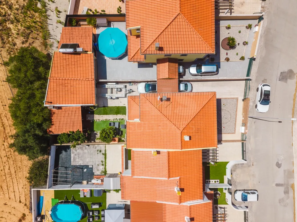 Moradia T4 com Jardim, Garagem e Churrasqueira no Centro de Olho Marinho – Óbidos