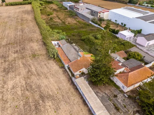 Moradia inserida num amplo terreno com 4.730 m²