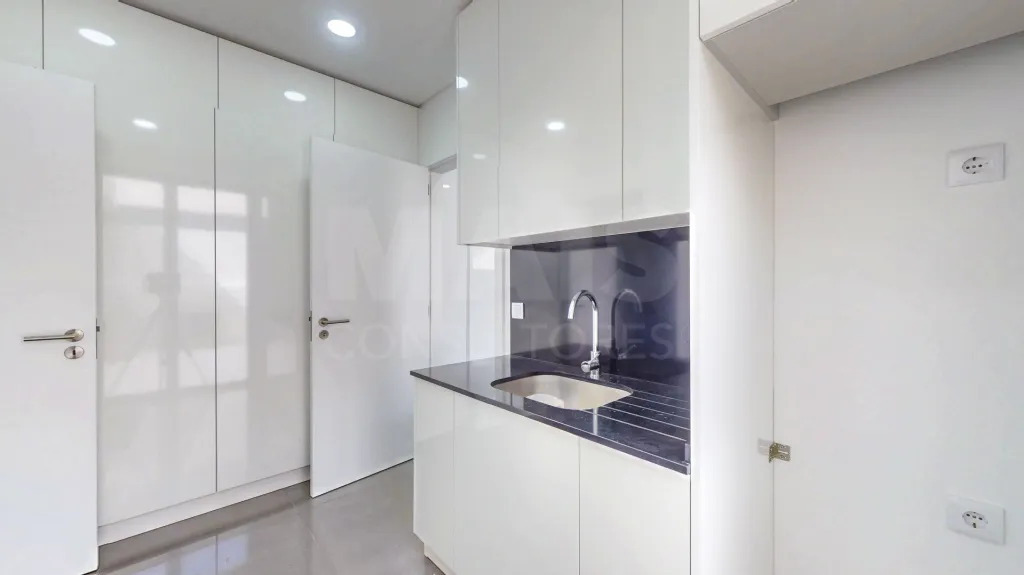 Moradia nova com piscina T4 em Linda a Velha