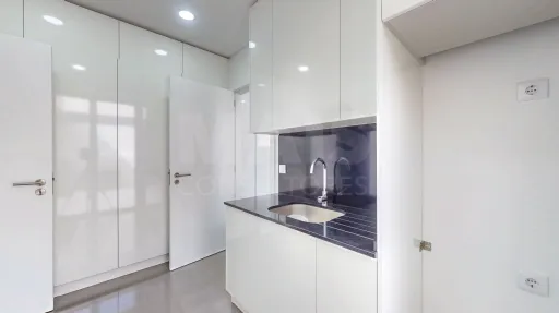 Moradia nova com piscina T4 em Linda a Velha