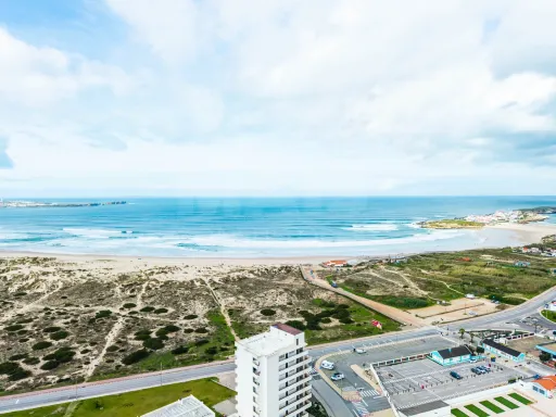 Apartamento T2 com Sótão e Varanda junto à Praia do Baleal