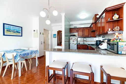 Apartamento T1 no 1° andar a 80 metros da Praia de São Lourenço, com vista mar da varanda da Sala e com garagem  ERICEIRA – RESERVA MUNDIAL DE SURF