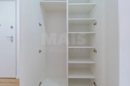 Apartamento T2 Totalmente Remodelado com Varanda no Coração de Alverca | Modernidade, Conforto e Localização de Excelência