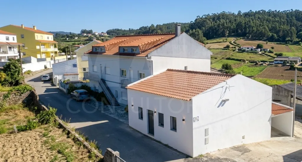 Moradia T3 em Santa Catarina | Mobilada e Decorada, com Terraço e Estacionamento