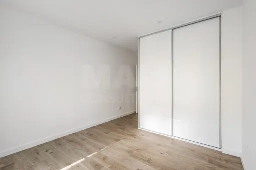 Apartamento T3 Novo com garagem -- Santa Bárbara