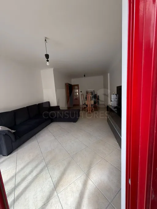 Apartamento T2 na Póvoa de Santa Iria com parqueamento e terraço