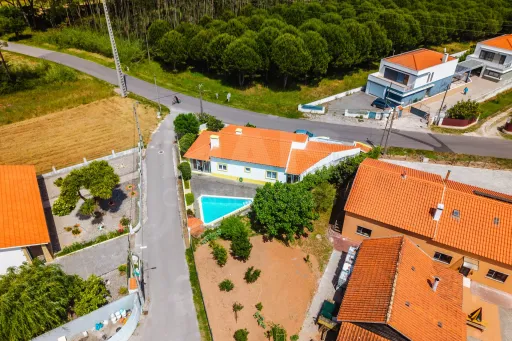 Moradia Térrea c/ piscina, árvores de fruto e garagem a 7 minutos da cidade