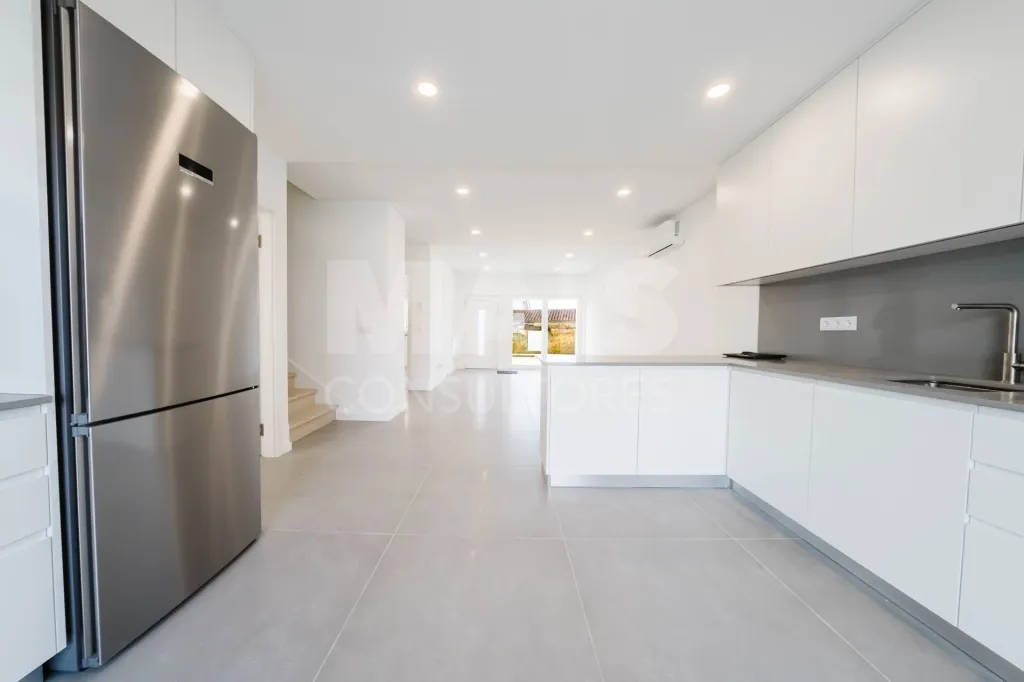 Moradia T3+1 Garagem, Logradouro e Vista Mar