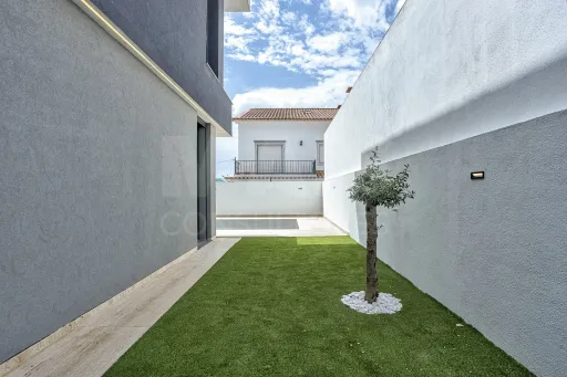 Magnifica moradia V4 Nova na Granja em Vialonga com piscina de água salgada