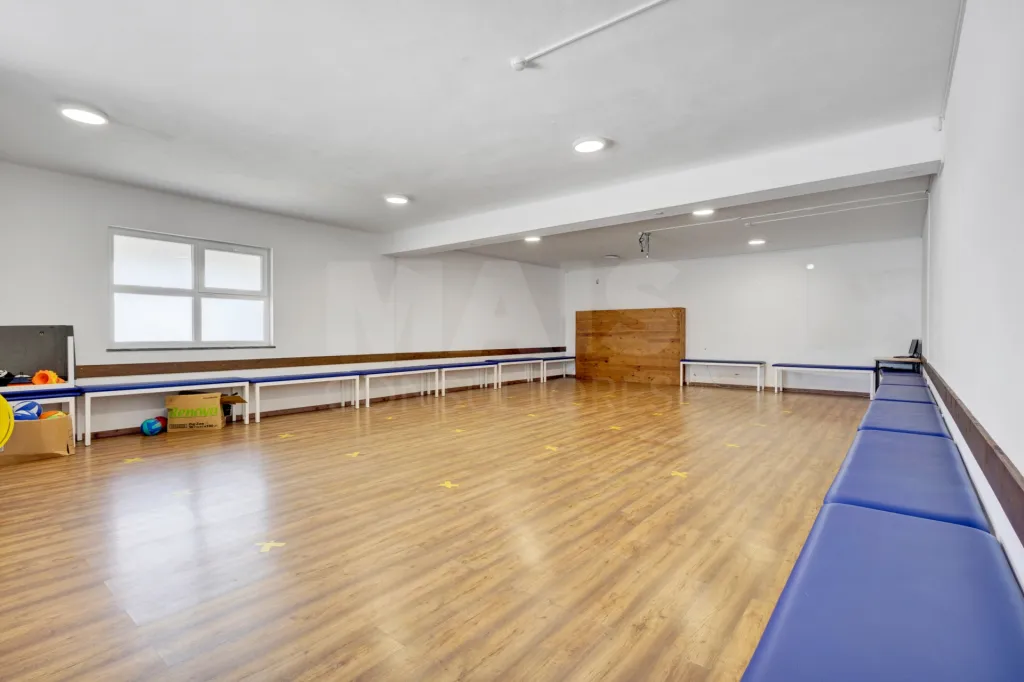 Edifício de 2 pisos em lote de 3750m2 em Peniche