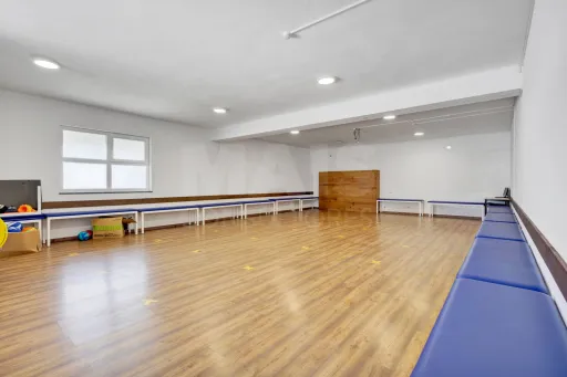 Edifício de 2 pisos em lote de 3750m2 em Peniche