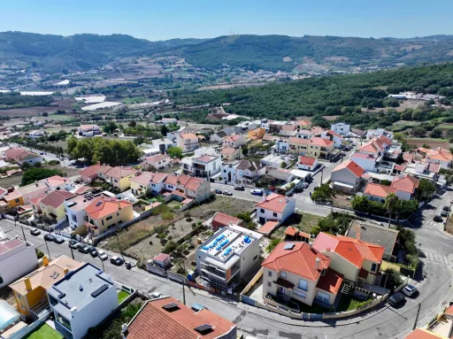 4 Bedroom Villa w/ Suite, Garden, Pool & Parking!