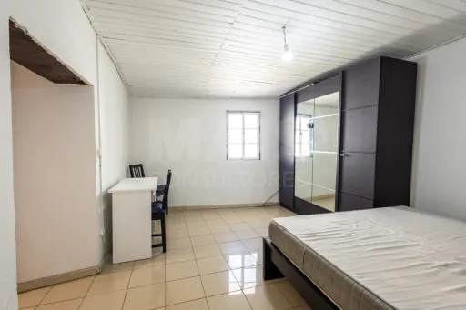 MAIS DE 300 m² DE CONSTRUÇÃO, PÁTIO PRIVADO E GRANDES ÁREAS DE APOIO | TURQUEL