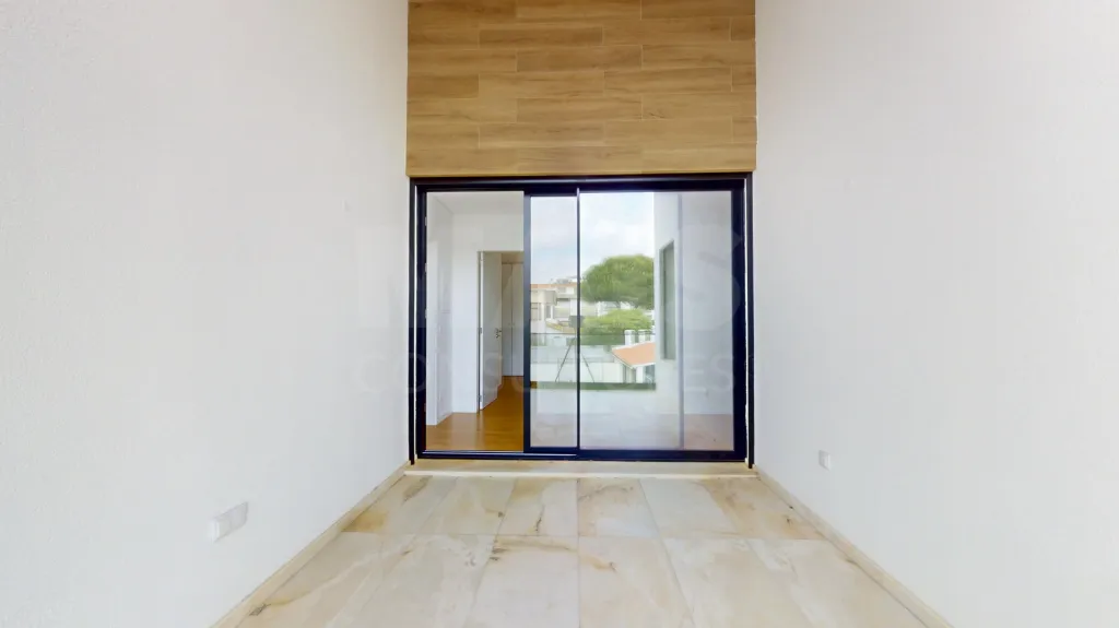 Moradia nova com piscina T4 em Linda a Velha