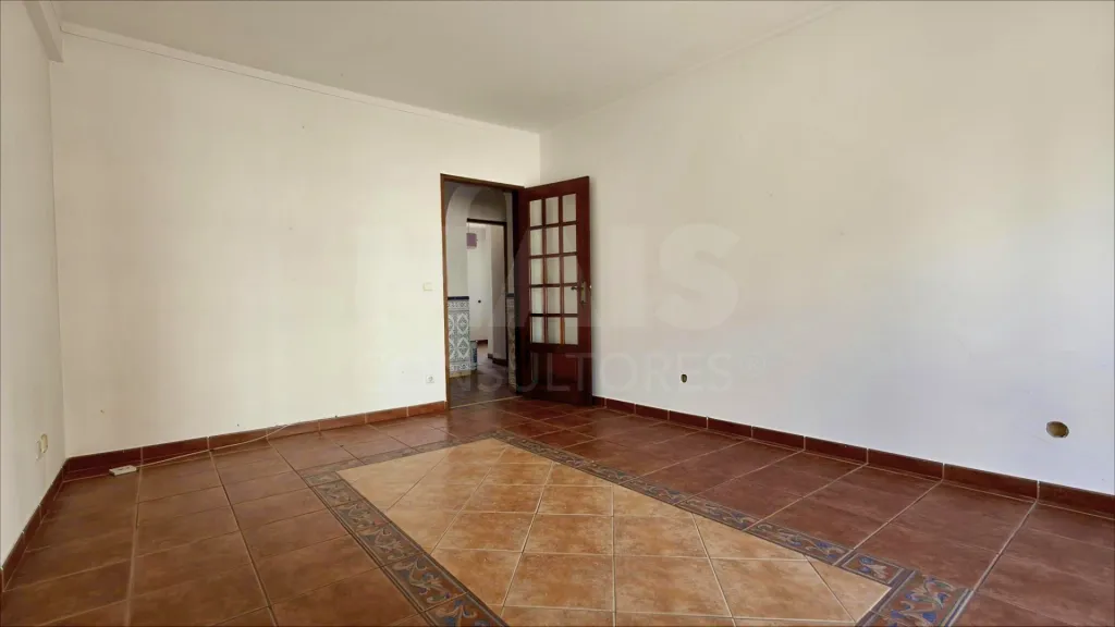 Apartamento T2 com Marquise e Despensa | 1º Andar | Perto das Praias