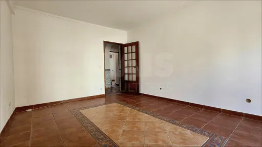Apartamento T2 com Marquise e Despensa | 1º Andar | Perto das Praias