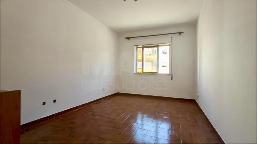 Apartamento T2 com Marquise e Despensa | 1º Andar | Perto das Praias
