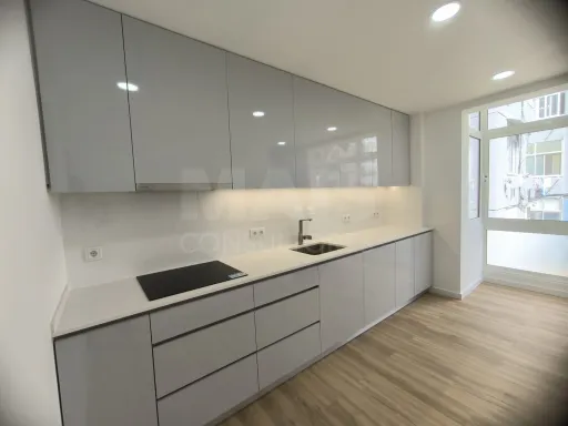 T3 com suíte remodelado junto ao metro Reboleira