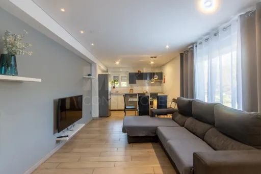 Propriedade com 3 apartamentos e piscina em Óbidos