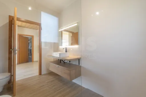 Moradia T4 térrea, semi-nova com terreno de 3500m2 em Salvaterra de Magos