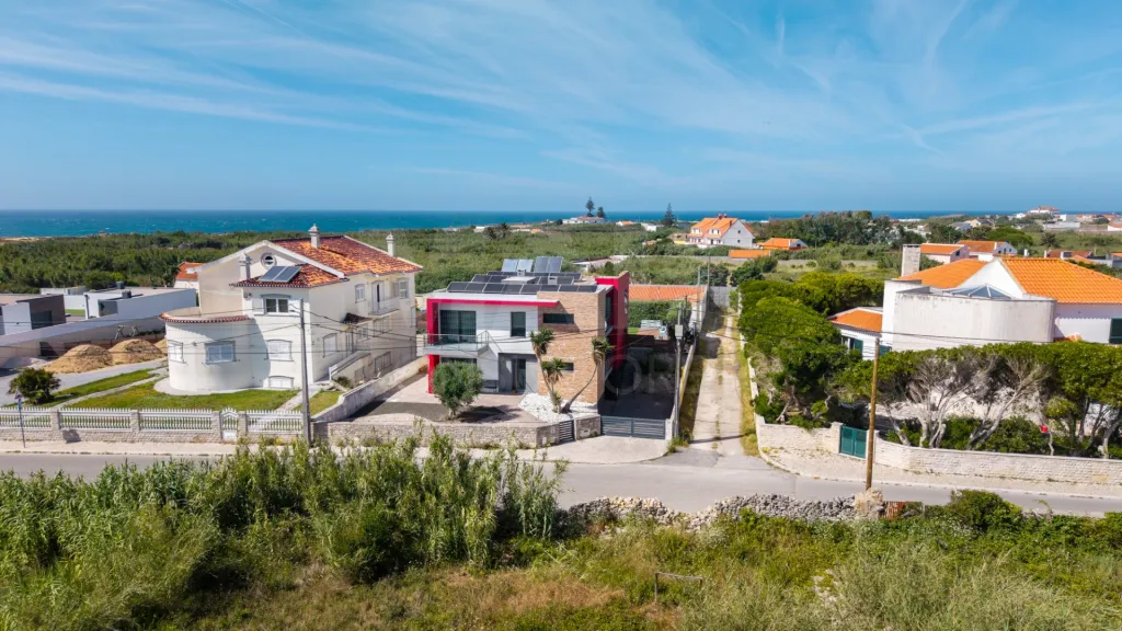Deslumbrante Moradia T5 com Vista Mar, Piscina Privada e Excelente Exposição Solar