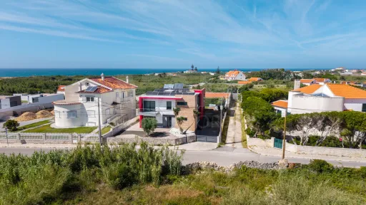 Deslumbrante Moradia T5 com Vista Mar, Piscina Privada e Excelente Exposição Solar