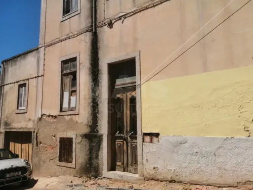 Prédio em Estoril a 100 mt do Casino para remodelação total
