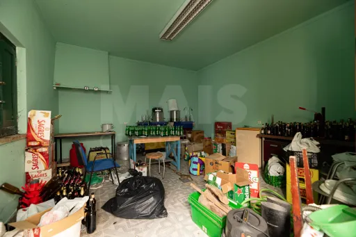 Fraction A: Ground floor, intended for a garage, comprising a large room, a toilet, patio and annex, with its own exit onto the public highway.