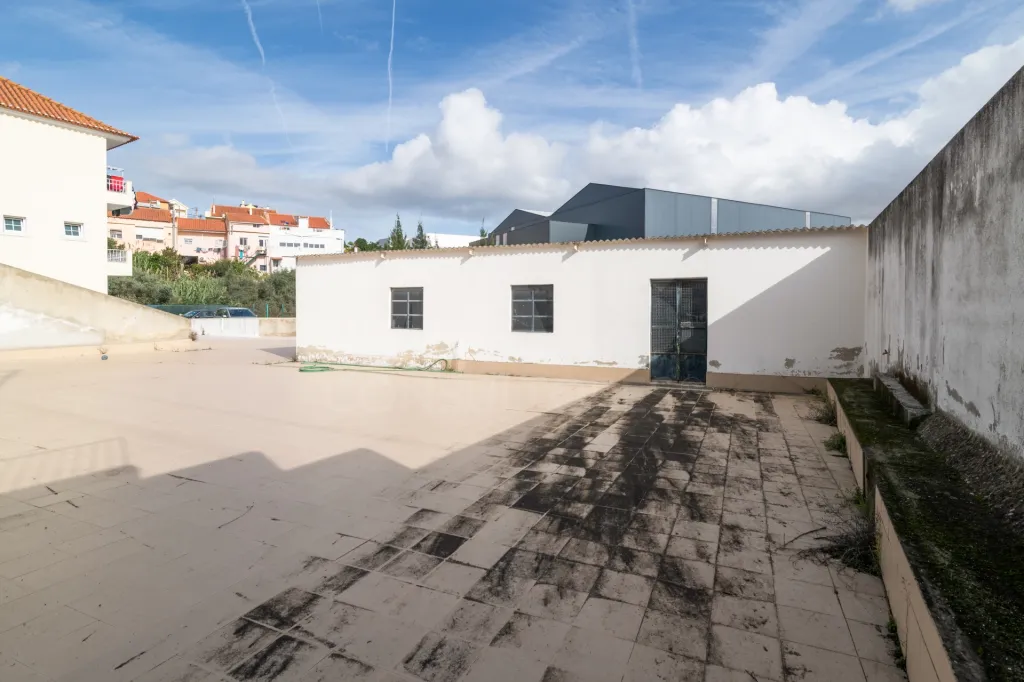 Dois Lotes de Terreno Urbanos em Famões