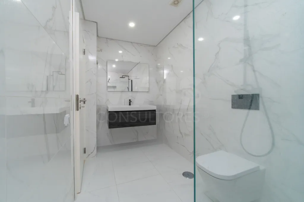 Premium, Like-New 3-Bedroom Apartment with Exceptional Balcony – Garage – Elevator – Convenient Access to Lisbon