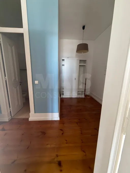 T1 Remodelado com Vista Rio | Av. 24 de Julho — Cais do Sodré