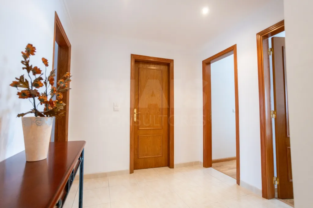 Apartamento T3 com excelente localização no Porto Alto