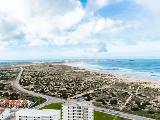 Apartamento T2 com Sótão e Varanda junto à Praia do Baleal