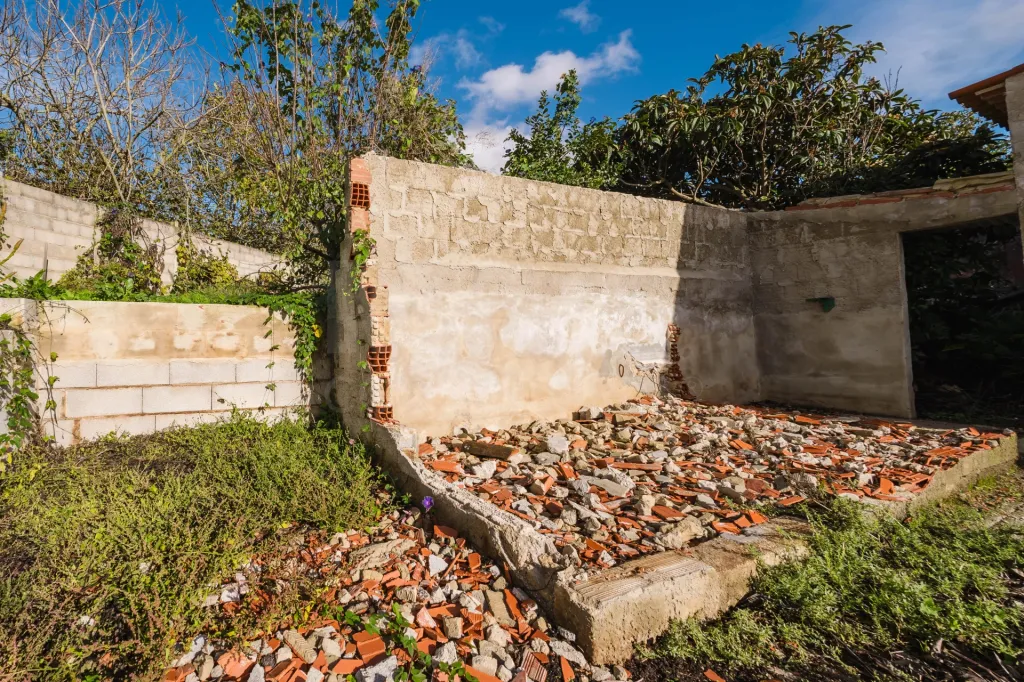 Quinta com duas moradias em ruína, poço e anexo com T0!