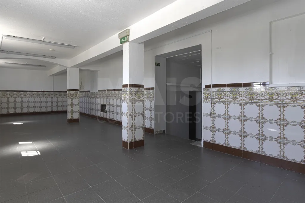 Espaço Comercial 115 m² na EN10 | Localização Premium e Máxima Visibilidade – Porto Alto
