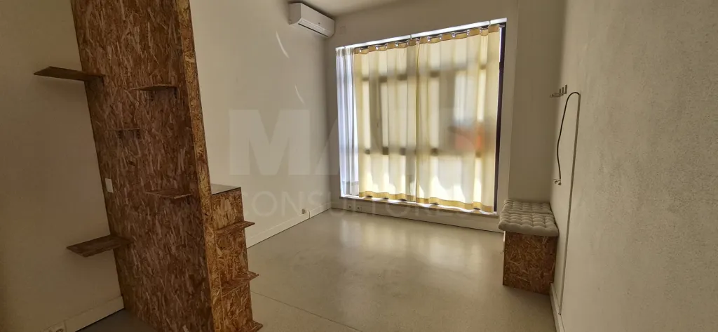 Shop/office in the center of Benedita - with AC and potential for T1