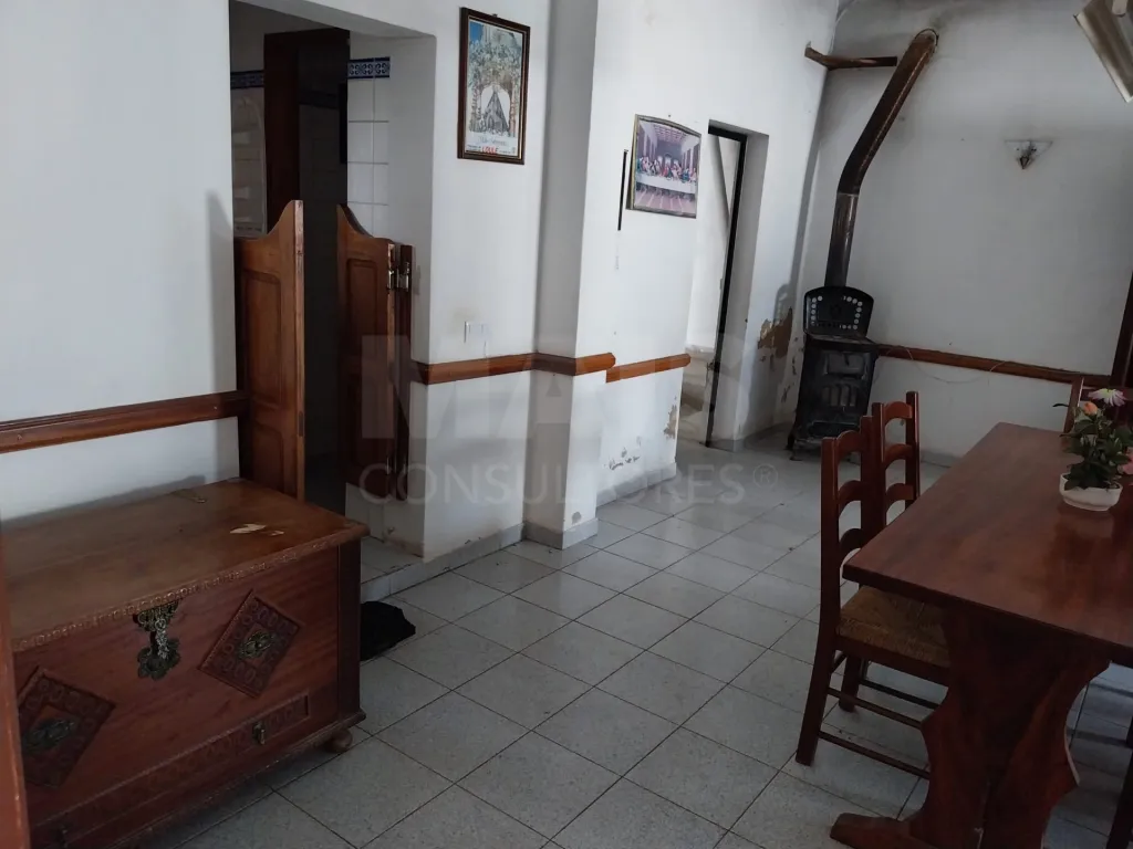 Moradia Bi Familiar para remodelar em Propriedade Horizontal