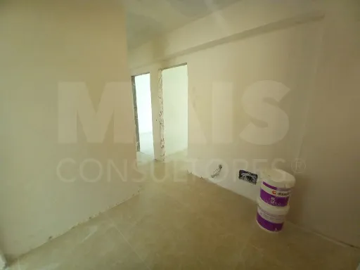 T2 Totalmente Remodelado no Carregado C/ Arrecadação