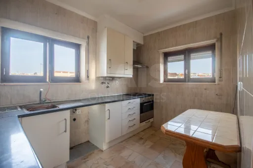 Prédio Multifamiliar em Alcabideche: Excelente Oportunidade de Investimento Próximo às Praias de Cascais