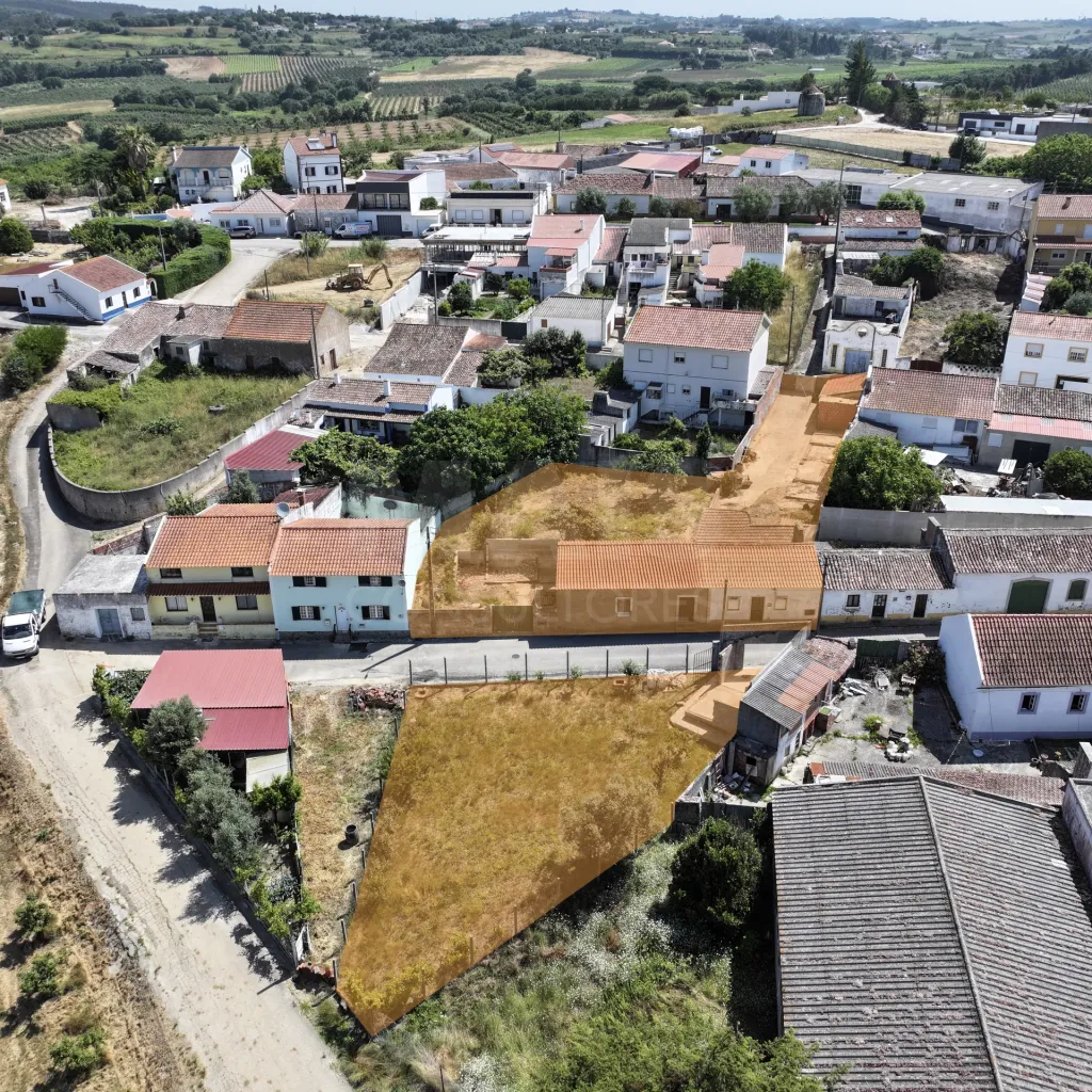 Farm with two ruined houses, well and annex with studio!