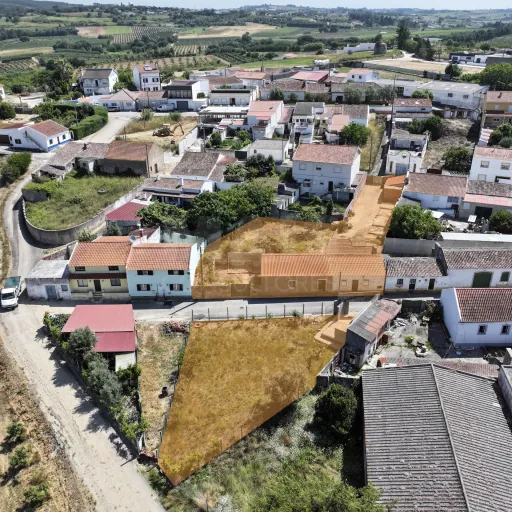 Farm with two ruined houses, well and annex with studio!